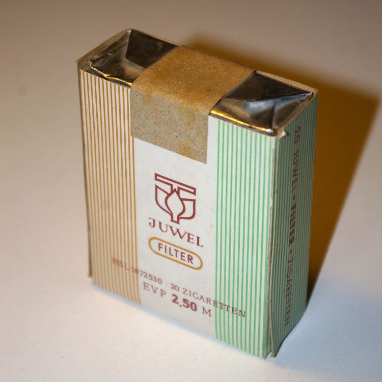 1988年東德名為「Juwel」的煙盒。