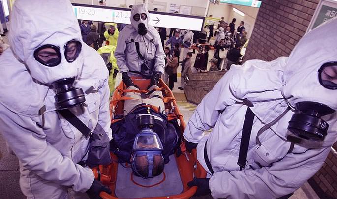 由於便宜且容易取得，化學武器至今仍是恐怖份子的武器之一。圖為1995年奧姆真理教在東京地鐵發動的沙林毒氣事件。