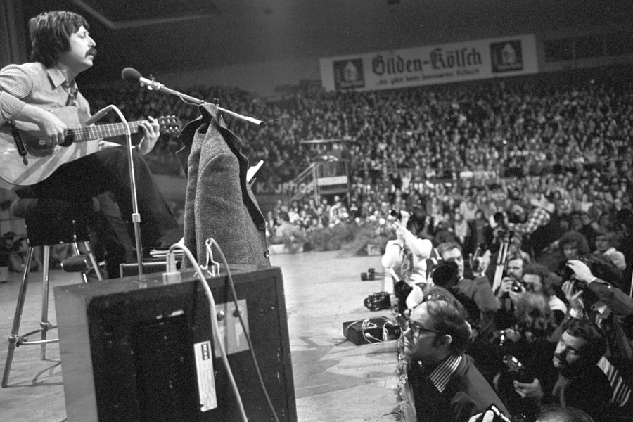 1976年11月13日，沃爾夫．比爾曼在科隆演出。