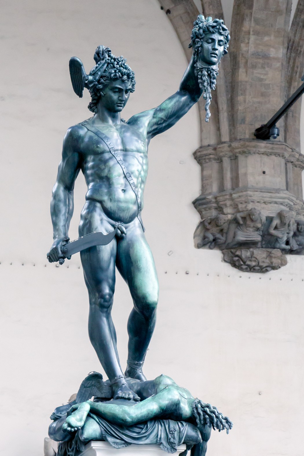 切利尼1554年打造的銅像展示了珀爾修斯凱旋的姿態，他站在梅杜莎的屍體上，並高舉著砍下的頭顱。