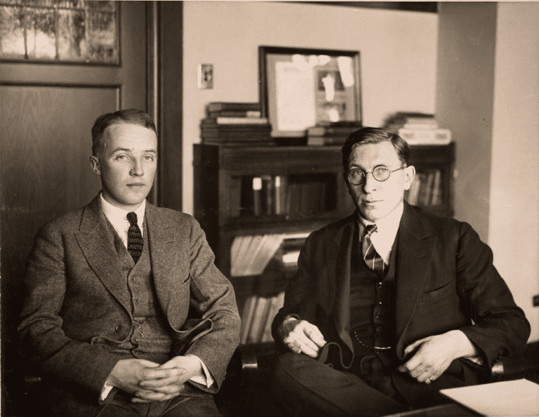 發現提煉和純化胰島素方法的查爾斯‧貝斯特（左）和弗雷德里克‧班廷（右）。