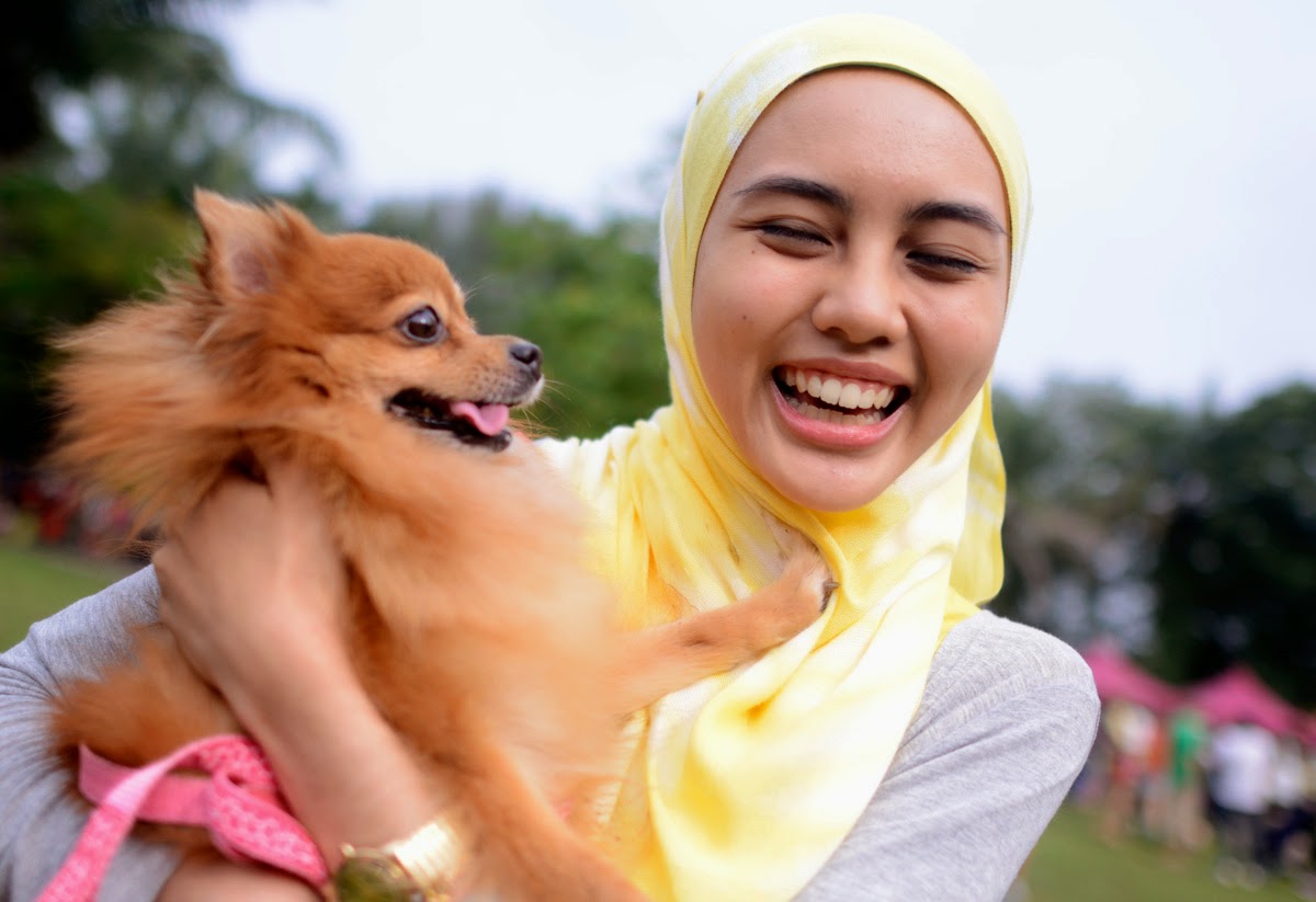 現代穆斯林對狗的看法各不相同，許多穆斯林國家的精英階層仍然把狗當作身份地位的象徵，但絕大部分的穆斯林認為狗是骯髒、不潔淨和邪惡的象徵。