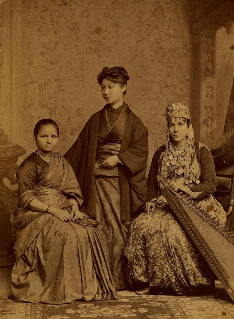 美國賓州「女子醫學院」畢業的亞洲女性拍攝的紀念照片。這些女性遠渡重洋，只為了能夠得到受高等教育的機會。