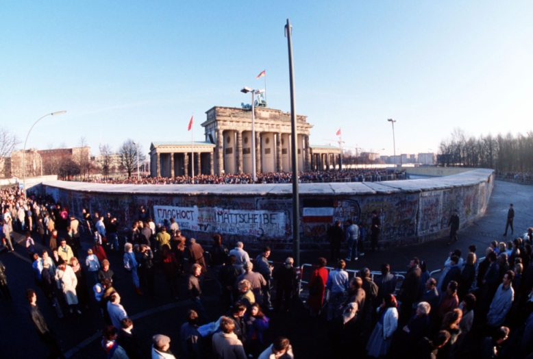 1989年12月1日的布蘭登堡門前，德國人民在尚未全然拆除的柏林圍牆前等待布蘭登堡門的正式開放。
