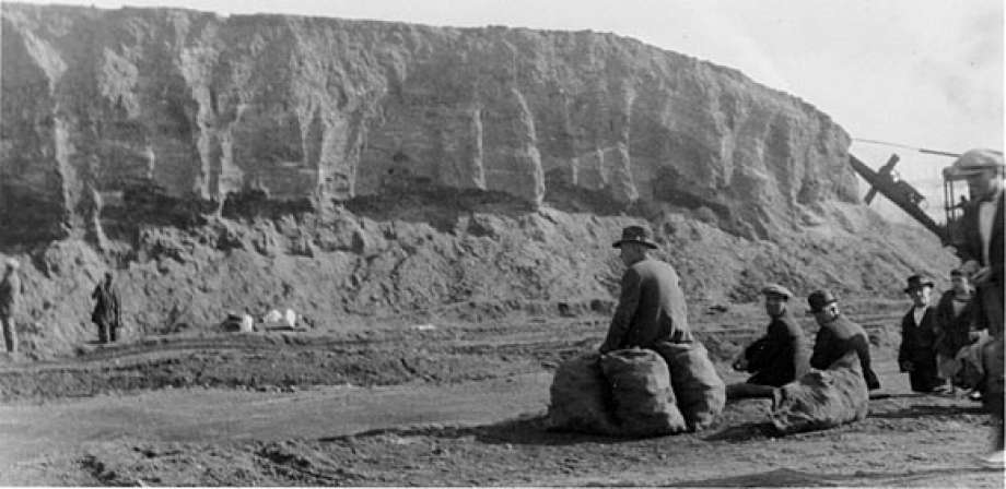 北美曾經有眾多貝殼堆遺址，卻因為建設道路或建築而被填土覆蓋或夷平。圖為1924年為了幫油漆廠建設道路而夷平的貝殼堆。