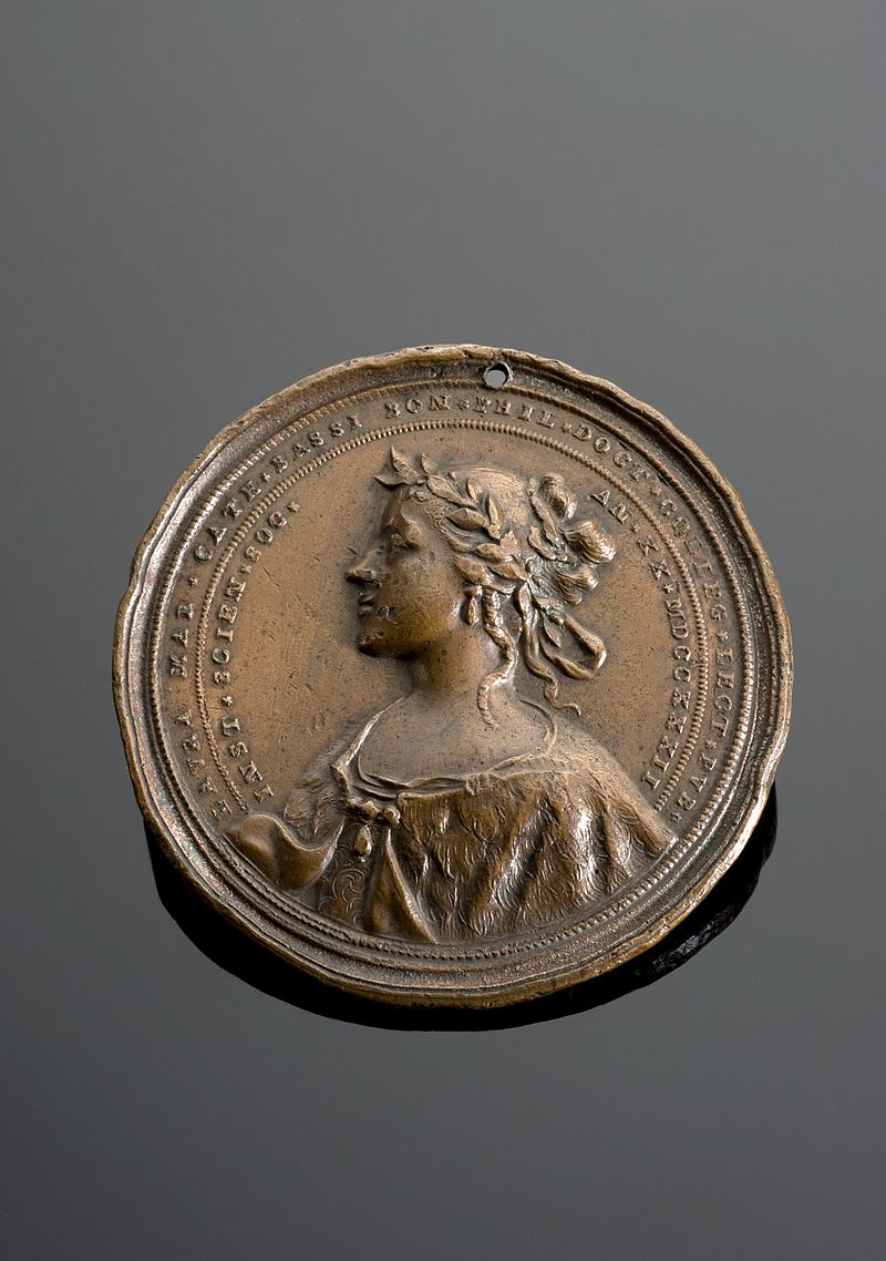 波隆那為紀念蘿拉‧巴斯的獎章，背後將巴斯描寫為羅馬神話智慧女神米娜瓦。