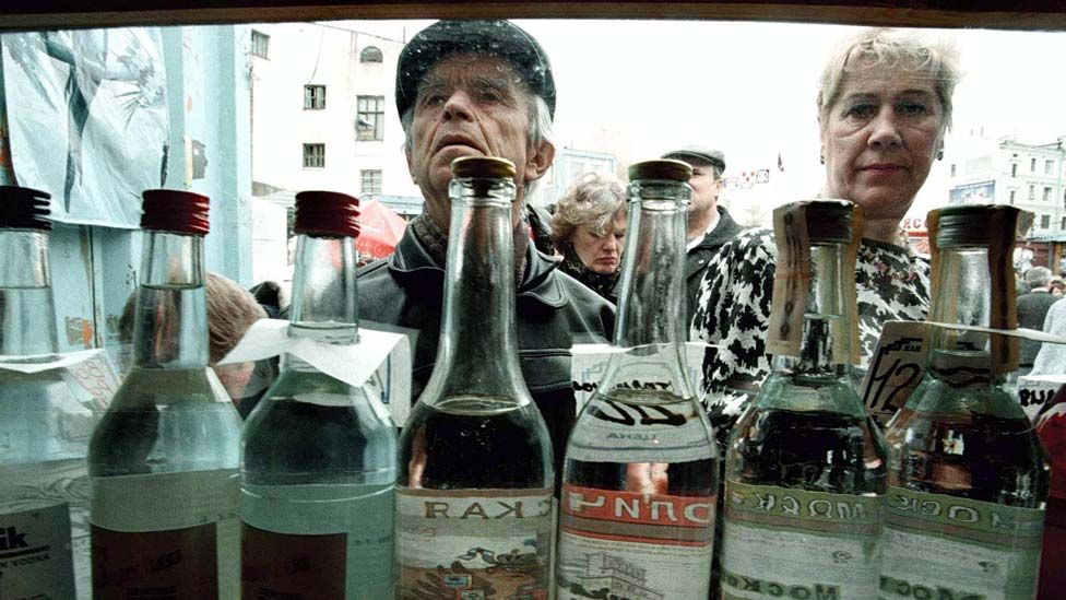 在過去，酒精通常可以在俄羅斯街頭的攤販上買到，圖為1997 年的莫斯科街頭。圖片來源：AFP。