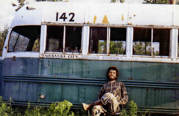 克里斯與荒野中找到的神奇巴士（Magic Bus）合照，也是他的最後身影。