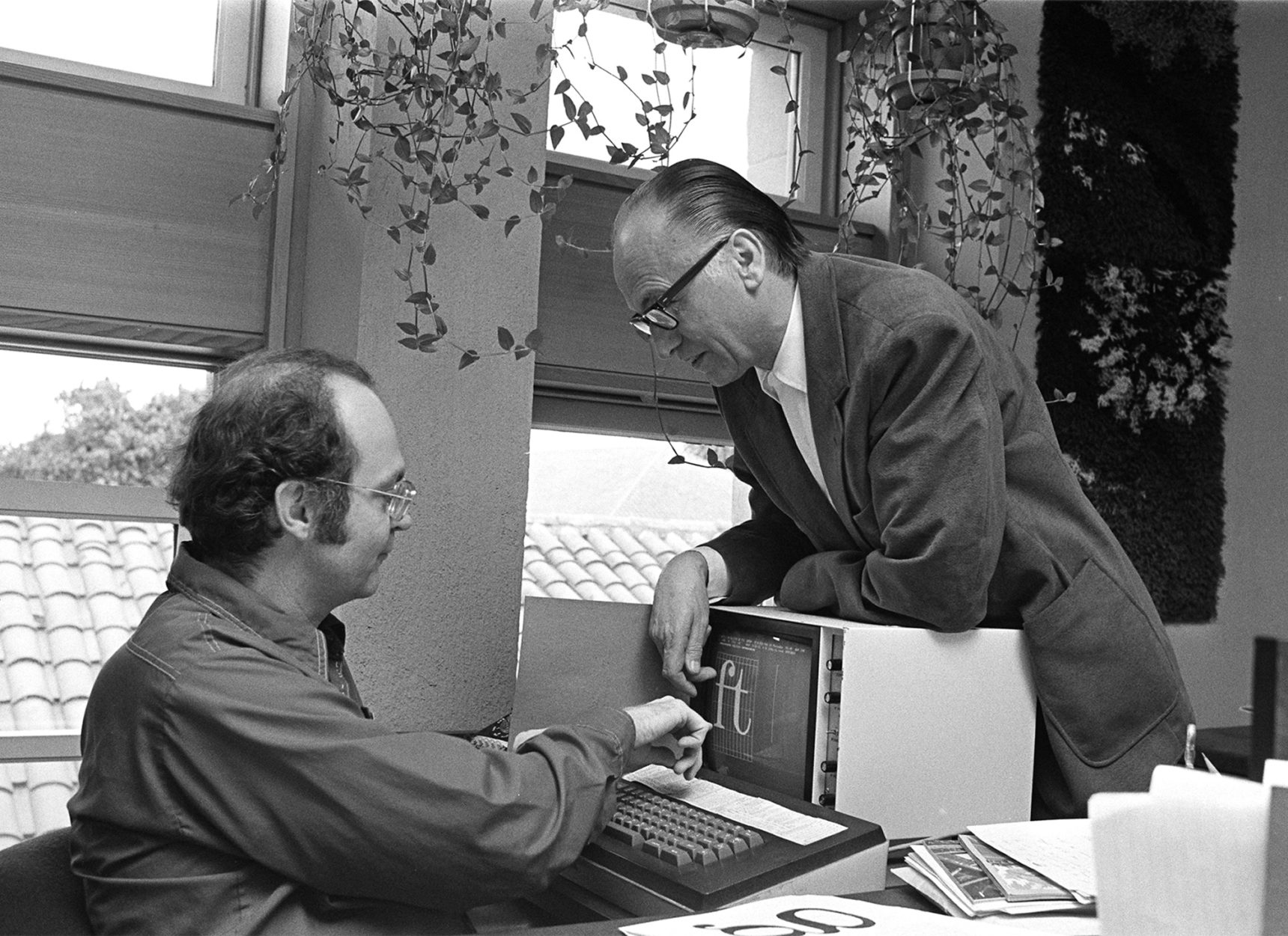 1980年（排版程式 TeX 發布的幾年後），高德納與字體設計師赫爾曼·察普夫（Herman Zapf）在他的史丹佛大學辦公室。圖：Chuck Painter / Stanford News Service。