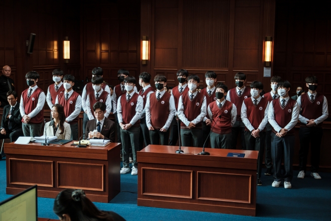 本劇改編自許多南韓實際發生過的社會事件。