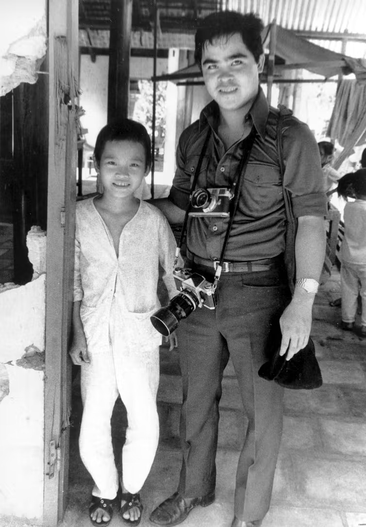 1972年，黄公崴拍完照片後，將金福送往醫院治療，圖為1973年黄公崴探視金福的合照。圖片來源：AP photo。