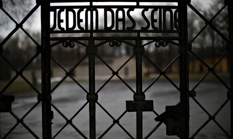 布痕瓦爾德集中營大門上寫著一段冷酷的標語：「各得其所」（Jedem Das Seine）。