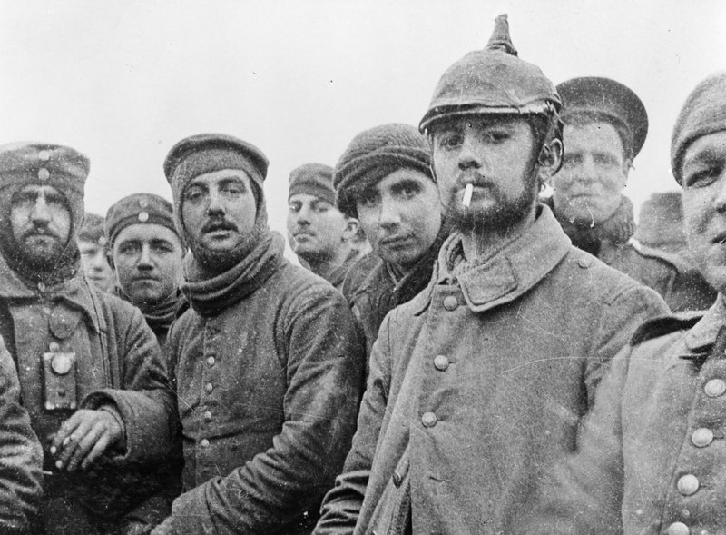 1914年，英軍和德軍士兵在比利時波魯捷斯特附近對峙，但雙方前線部隊在聖誕節時自發性地開始非官方休戰，彼此稱兄道弟般地合影寒暄。