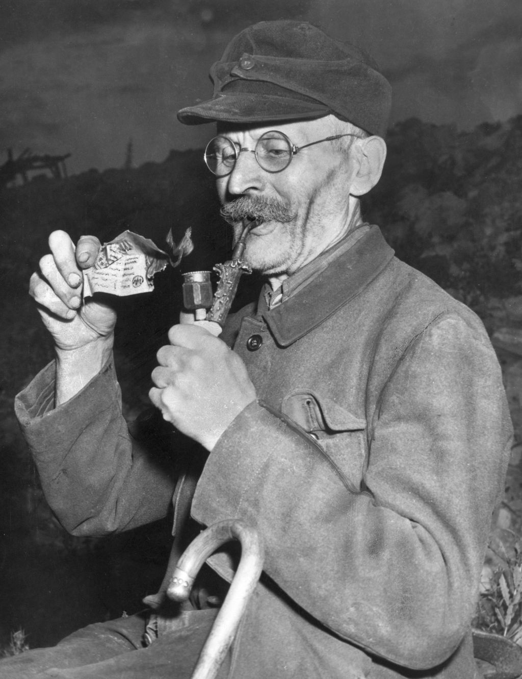 1948年6月20日，德國人被迫將手裡的現金換成新發行的德國馬克。一名男子用毫無價值的帝國馬克點燃煙斗。