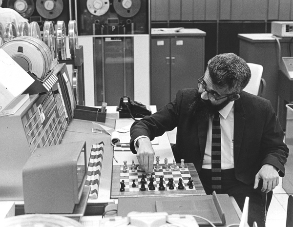 1966年約翰‧麥卡錫舉辦了一系列與電腦對弈的比賽。