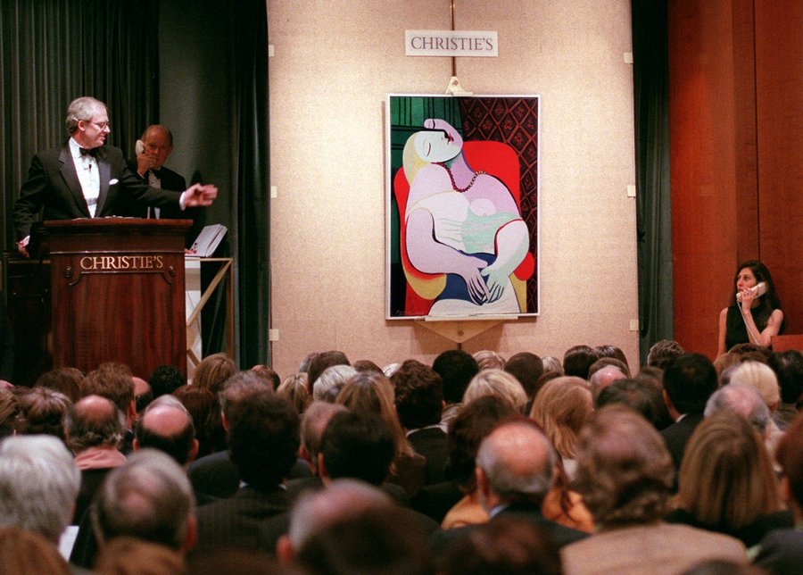 1997年，拍賣師克里斯多福‧伯格（Christopher Burge）正在競標畢卡索的畫作《夢》（The Dream）。