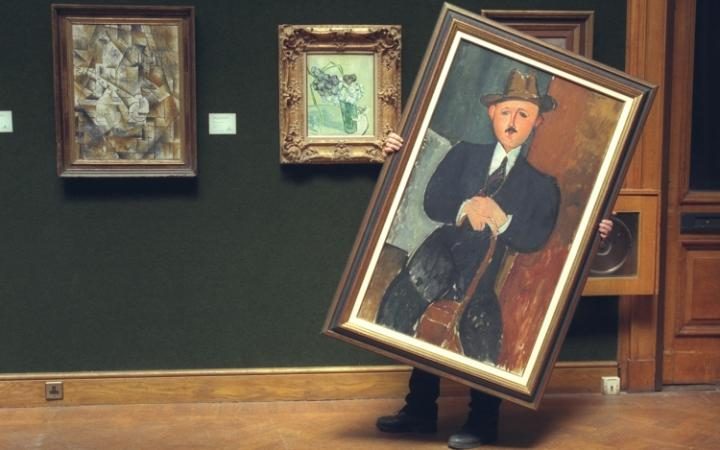 莫迪里安尼的畫作《持拐杖的男人》（Seated Man With a Cane）。
