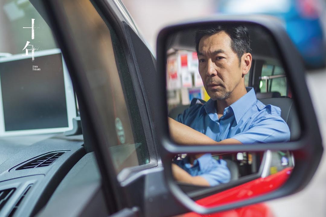 《方言》藉由計程車司機不會北京話而遭到分類、取締，慢慢失去舊有語彙的過程，揭露粵語「被消失」的現下危機。
