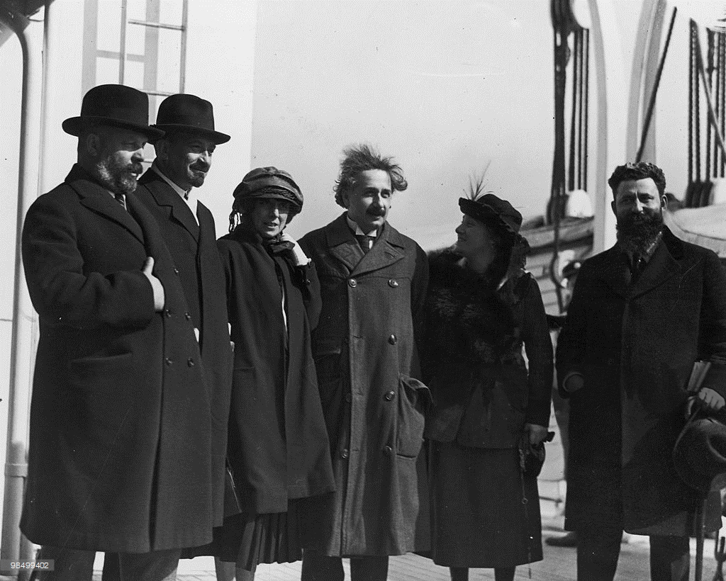 愛因斯坦夫婦與猶太復國主義領袖合照，時為1921年的紐約，愛因斯坦第一次造訪美國。