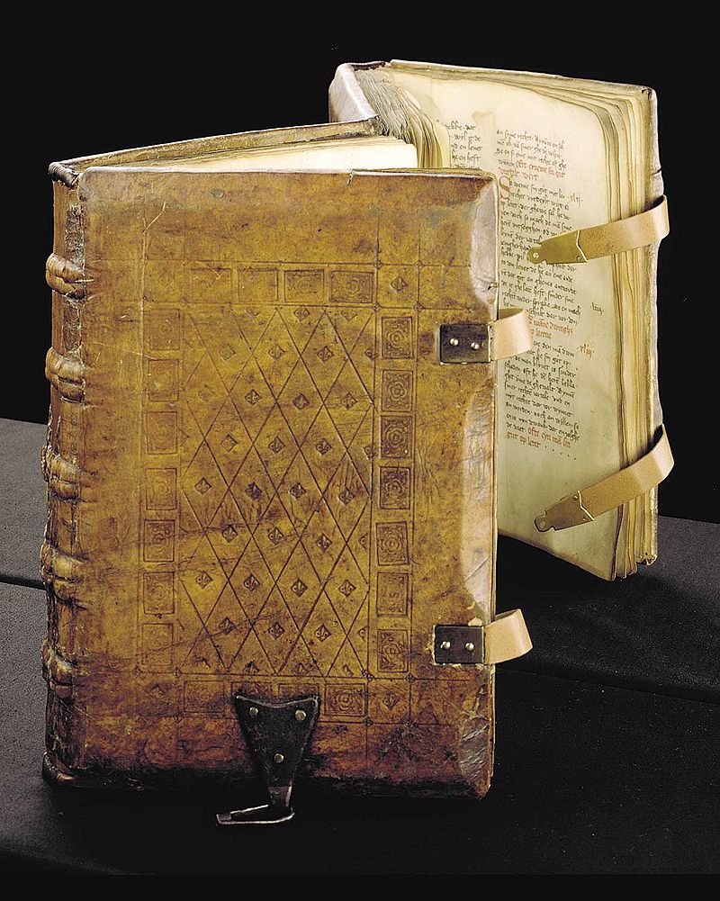 羊皮紙由於兩面都能書寫的特性，後來逐漸取代了莎草紙。圖為中世紀日耳曼法律文本《薩克森明鏡》。