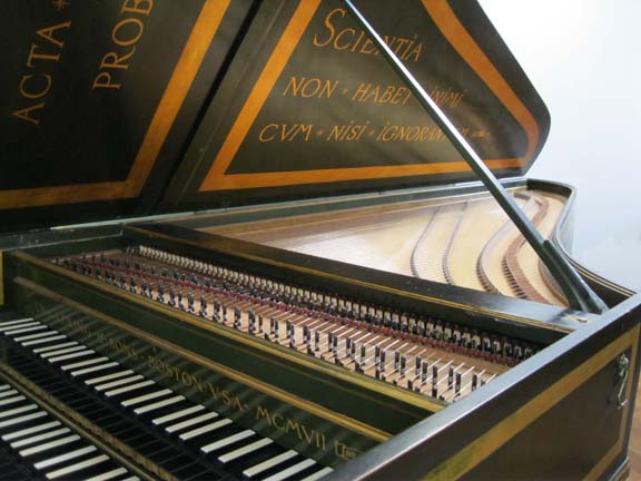大鍵琴有著類似三角鋼琴的外型，但它卻阻礙了一種關鍵的音樂表達方式：力度。
