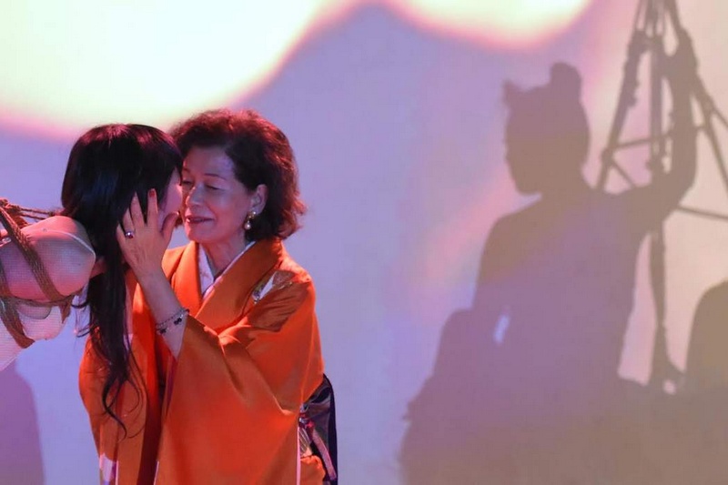 白川和子客串演出SM俱樂部的媽媽桑，在陰暗的表演臺上綑綁雅子與里枝。