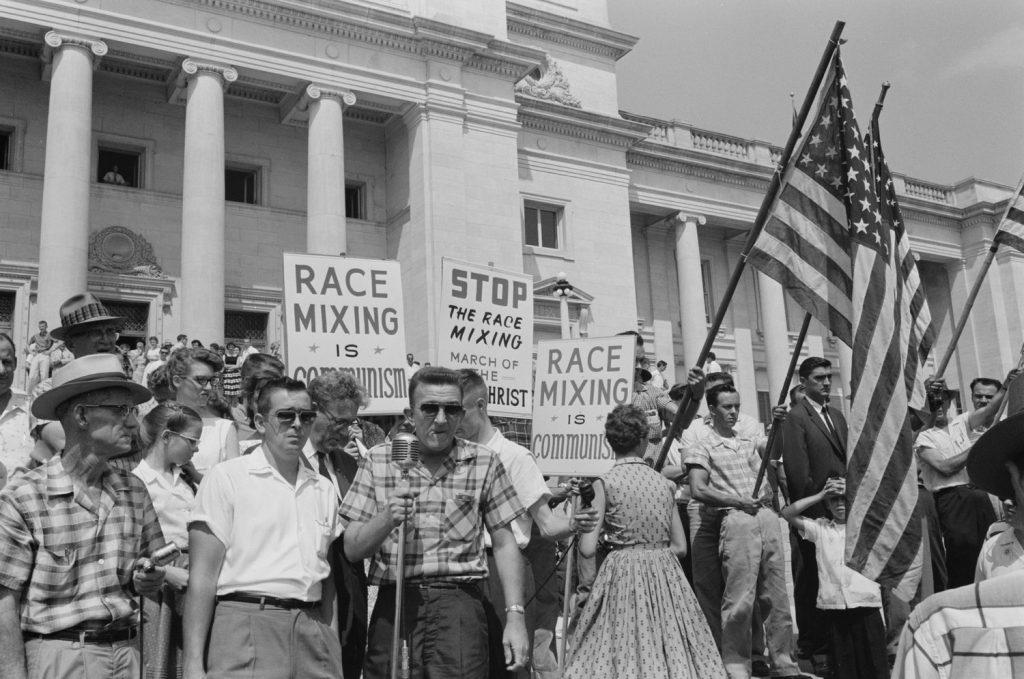 1959年聚集在阿肯色州小石城的抗議者，要求司法保留「反異族通婚法」。