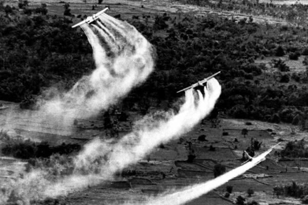 美軍在越戰期間用飛機散布落葉劑讓樹木枯萎，企圖使越共失去叢林掩護。