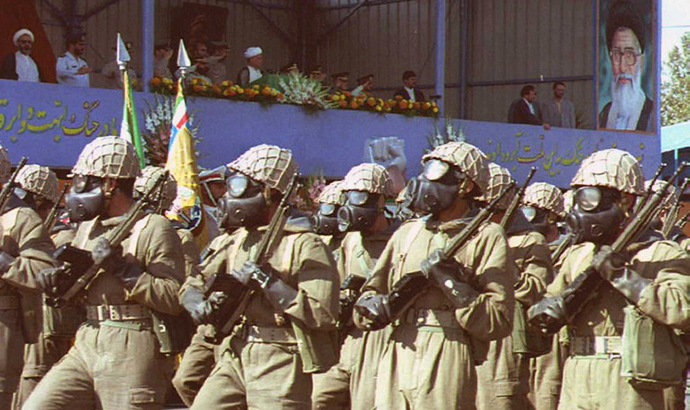 伊拉克在兩伊戰爭期間對伊朗曾發動200多次的化學武器襲擊，圖為閱兵時穿戴防護衣和防毒面具的伊朗部隊。