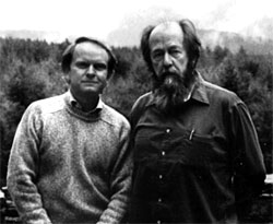 弗雷德里克森（左）與索忍尼辛（右），照片攝於1984年復活節，當時流亡海外的索忍尼辛住在美國佛蒙特州。