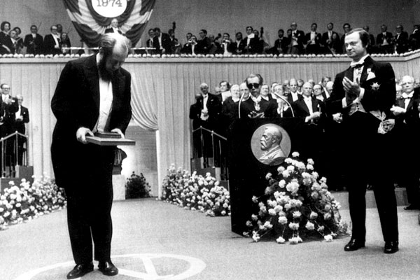 1974年12月10日，索忍尼辛抵達斯德哥爾摩，在傳統的頒獎典禮上終於獲得諾貝爾文學獎。
