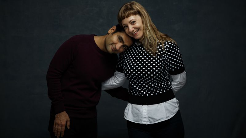 庫梅爾南賈尼因為影集《矽谷群瞎傳》而大為走紅，而《愛情昏迷中》正是改編自他與妻子艾蜜麗（圖右）的愛情故事。