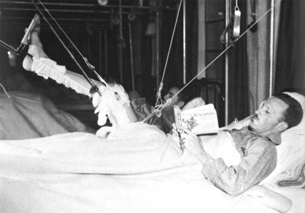 躺在病床上的傷兵看書打發時間。