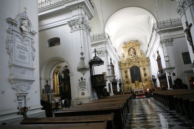 蕭邦的心臟存放在華沙聖十字教堂的柱子裡。