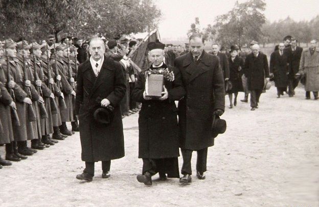 1945年二戰結束，裝著蕭邦心臟的罐子被送回華沙。