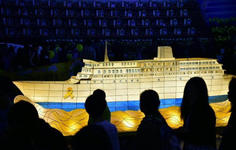一艘沉沒的渡輪，一群被指示無需逃生的孩子，世越號事件間接導致了南韓總統朴槿惠下台。