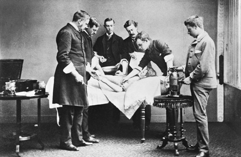 外科手術在十九世紀前僅被視為一門屠宰技術，血腥、粗暴得令人震撼，直到約瑟夫．李斯特開啟了消毒技術的大門。
