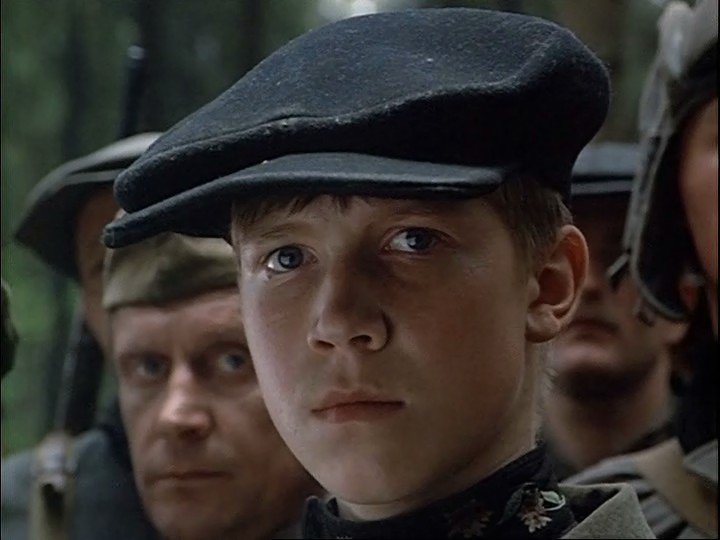 十六歲少年弗洛拉，興奮的想加入游擊隊對抗德國。