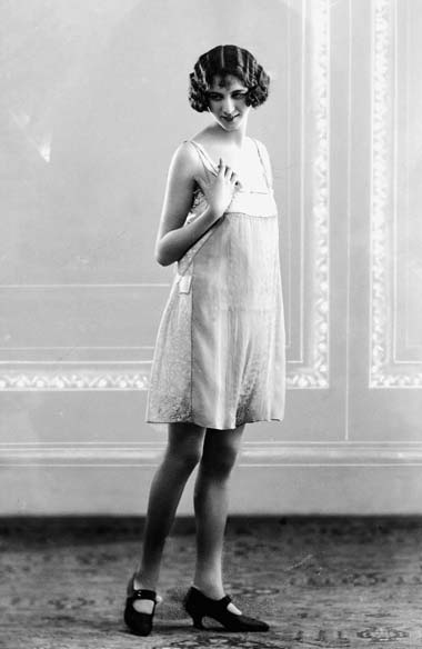 到了1920年代初，緊身胸衣逐漸被具彈性和相對寬鬆的連身襯裙取代。