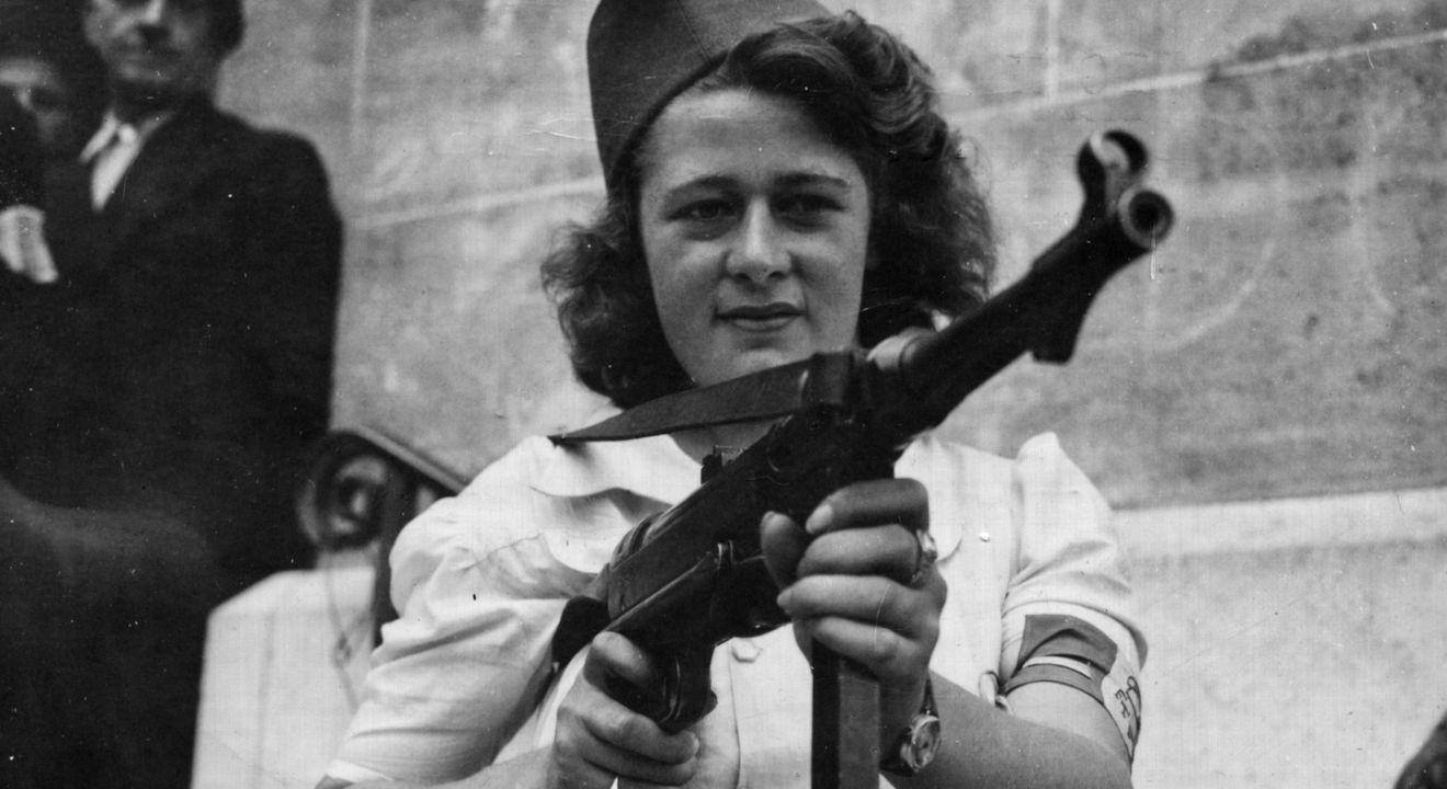 第二次世界大戰期間，18歲的法國抵抗運動成員Simone Segouin執行過俘虜德軍、使火車脫軌和炸毀橋樑等危險任務。