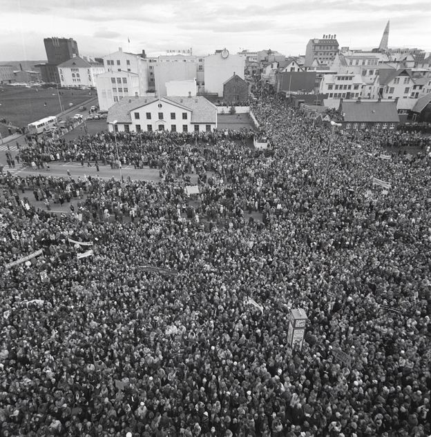 根據統計，冰島全國90％的女性走上街頭響應，並有超過25,000名女性聚集在首都街頭。