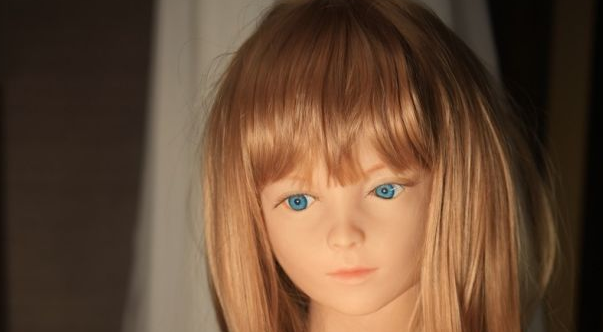 情趣用品店公開販售著孩童性愛娃娃。