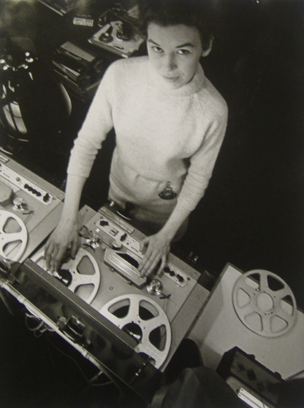 儘管德布莎才華橫溢，但她終其一生都沒有獲得廣泛認可，最後對這個產業徹底失望而離開。圖為1965年攝於英國廣播公司音效工作室的德布莎。