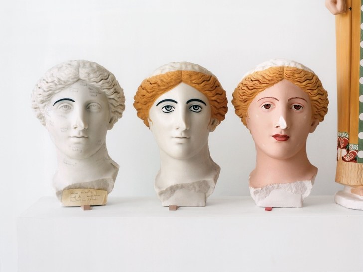西元二世紀羅馬女神雕塑的色彩還原過程。事實上，古代雕塑經常塗上鮮豔的髮色和膚色。