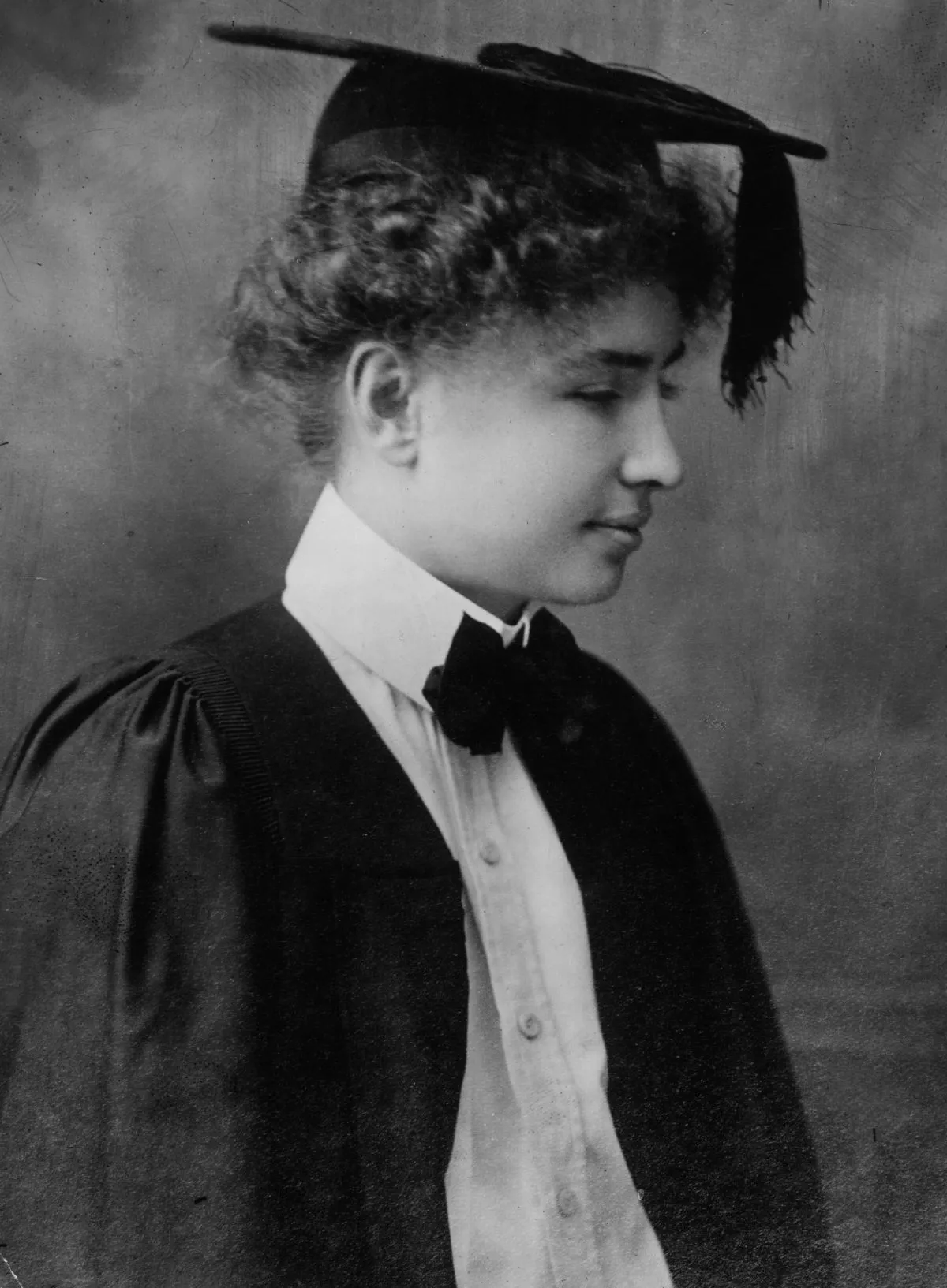海倫凱勒1904年的畢業照，除了她的傷殘之外，她更是當時代罕見的女性大學畢業生。