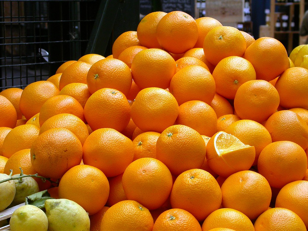 柳橙引進歐洲後廣泛出現在市集與餐桌上，它為這個色彩提供合適的名稱：它不再是「黃紅色」，而是「橙色」。
