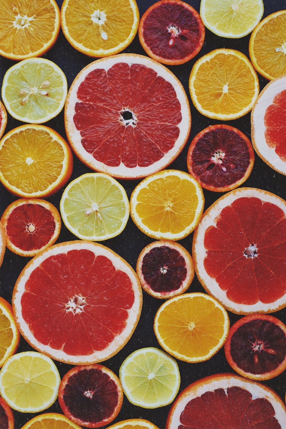 多種顏色的柑橘類水果。