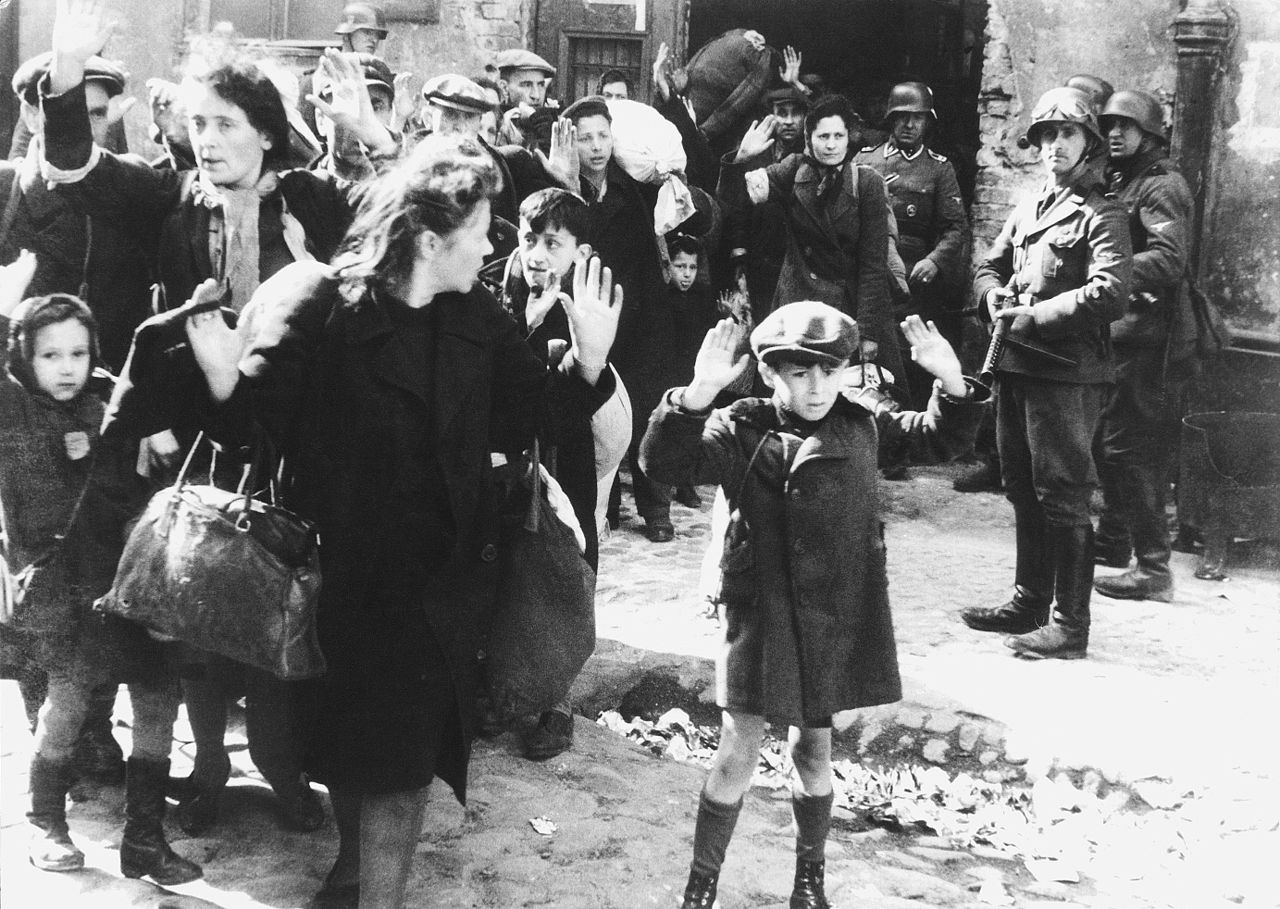 猶太婦女和兒童被強迫走出掩體。