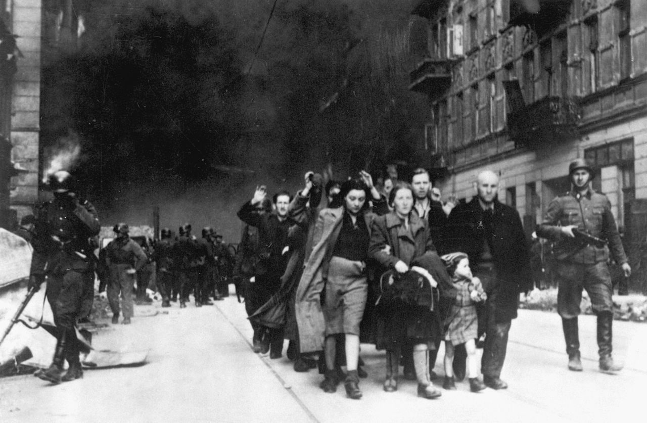 被俘虜的猶太人由德國軍隊率領到集結點驅逐出境。