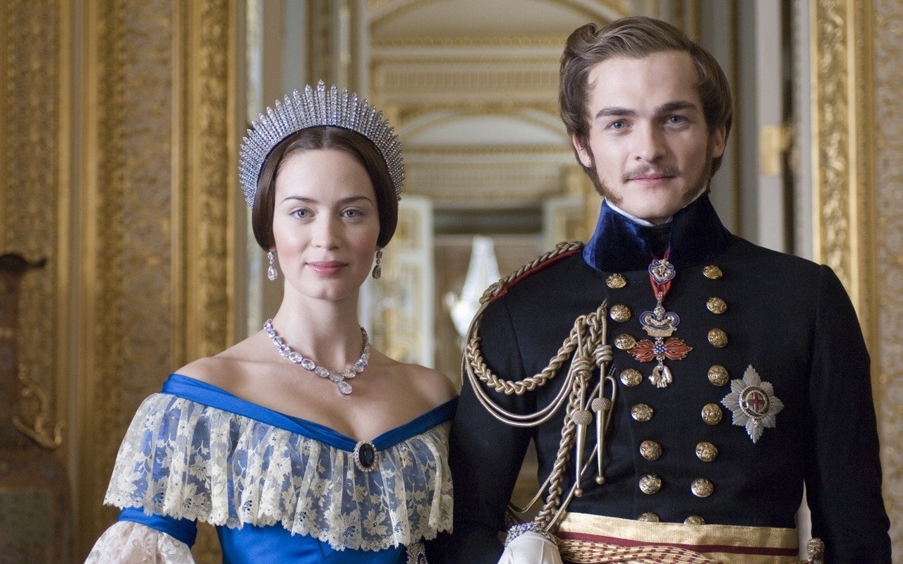 電影《維多莉亞女王：風華絕代》中維多莉亞女王（Emily Blunt 飾）與阿爾伯特親王（Rupert Friend 飾）。